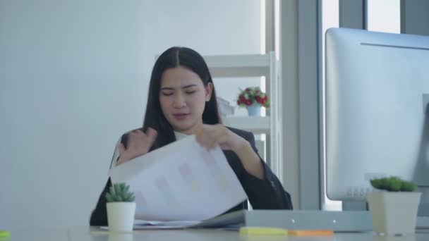 Obchodní Koncept Rozlišení Asijské Ženy Roztrhat Papírování Kvůli Stresu Práci — Stock video