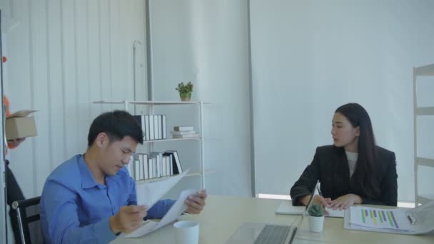 Concept Entreprise Résolution Les Employés Masculins Asiatiques Livrent Des Colis — Video