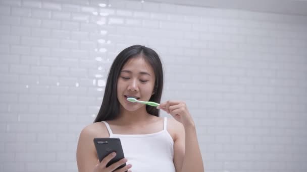 Concetto Quotidiano Routine Ragazze Asiatiche Che Giocano Mobile Mentre Lavano — Video Stock