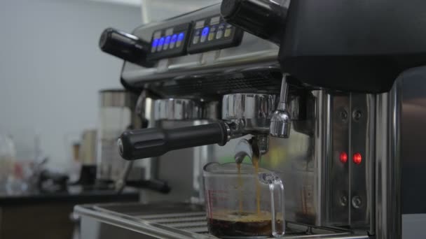 Koffie Winkel Concept Van Resolutie Warm Koffiewater Stroomt Uit Koffieautomaat — Stockvideo