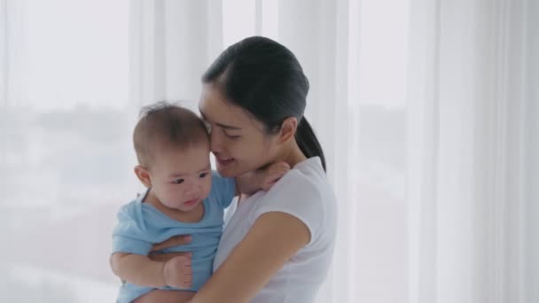 대한민국의 보물제 지정되어 아시아 엄마가 아기를 있어요 — 비디오