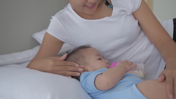 Concepto Familiar Resolución Asiática Mamá Amamantando Bebé Dormitorio — Vídeo de stock