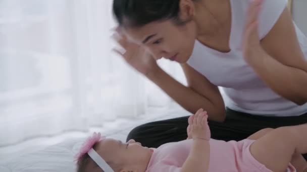 Familie Concept Van Resolutie Moeder Spelen Met Haar Dochter Slaapkamer — Stockvideo