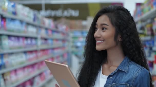 Zakupy Koncepcje Rozdzielczości Młoda Kobieta Używająca Tabletu Szukania Towarów Centrum — Wideo stockowe
