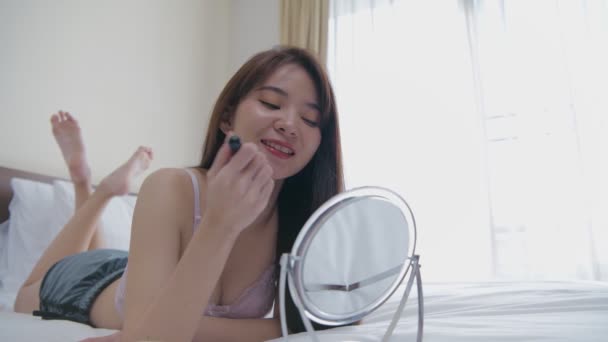 Urlaubskonzept Der Auflösung Asiatische Mädchen Machen Make Auf Dem Bett — Stockvideo