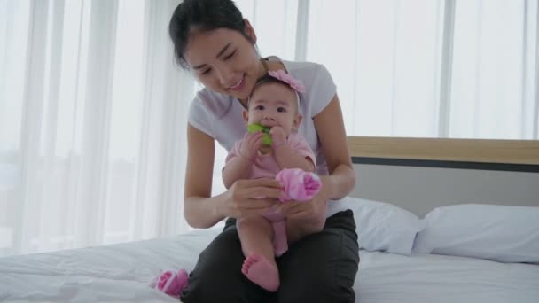 Rodzinna Koncepcja Rozdzielczości Azji Mama Noszenie Skarpetki Dla Jej Dziecko — Wideo stockowe