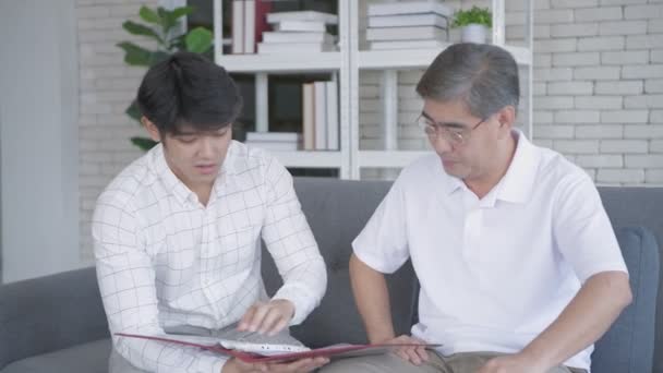 4K解像度的家庭概念 亚洲男人正在和办公室里的投资人商量 — 图库视频影像