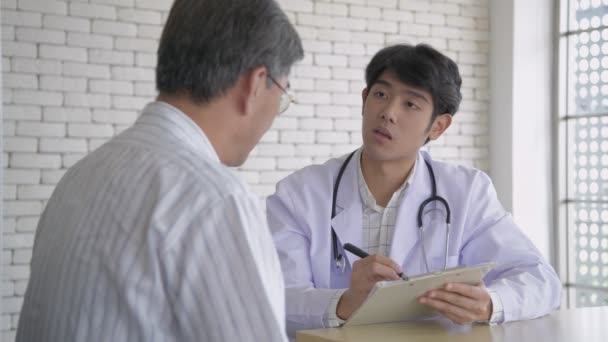 Konsep Kesehatan Resolusi Dokter Sedang Memeriksa Riwayat Pasien — Stok Video