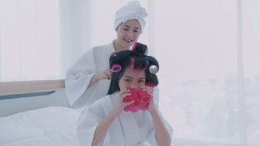 Spa konsepti 4k Çözünürlük. Annem yatak odasında saçını tarıyor..