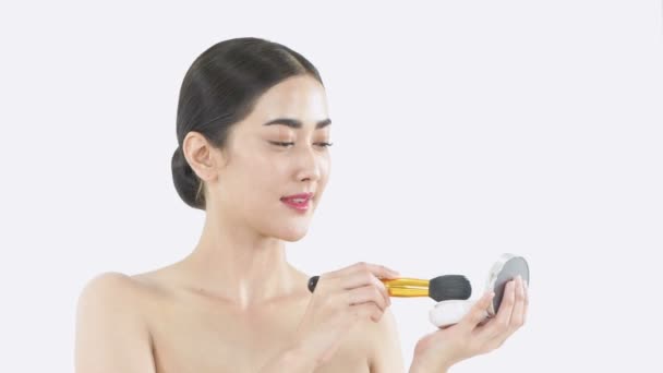 Concept Beauté Résolution Jeune Femme Asiatique Appliquant Poudre Sur Son — Video