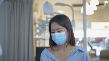 Optik dükkan konsepti 4k Kararlılık. Göz doktoru müşterinin gözlerini ölçüyor..