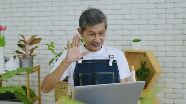 Tatil Konsepti Çözünürlük Bilgisayarla Müşterilerle Iletişim Kuran Emekli Bir Adam — Stok video