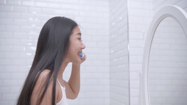 Concepto Rutina Diaria Resolución Mujer Asiática Cepillándose Los Dientes Baño — Vídeos de Stock