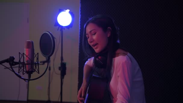 Conceito Gravação Áudio Resolução Meninas Solistas Cantando Estúdio — Vídeo de Stock
