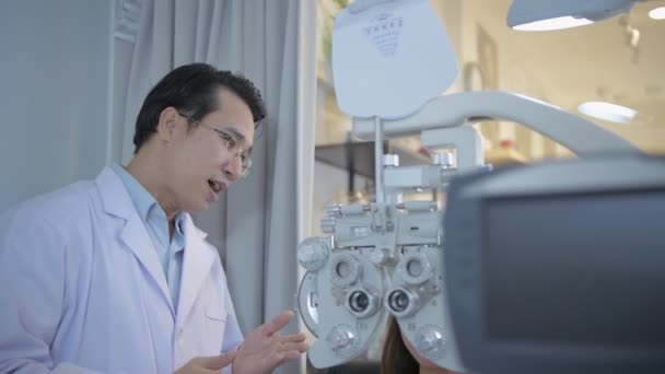 4K解像度の光ショップコンセプト 眼科医は患者の目を専門の機械で検査しています — ストック動画