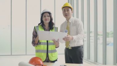 4k Kararlılığın iş konsepti. Mühendis iç dekorasyon işçilerine emir veriyor..
