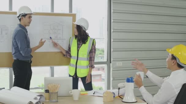 Kararlılığın Konsepti Mühendisler Ofiste Toplanıyorlar — Stok video