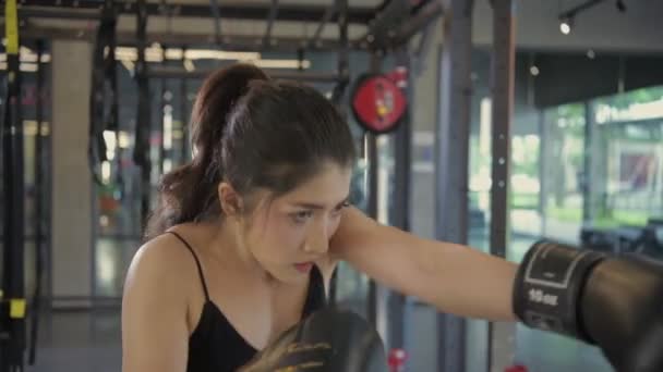 Fitness Koncepció Felbontás Ázsiai Nők Bokszolnak Edzőteremben — Stock videók