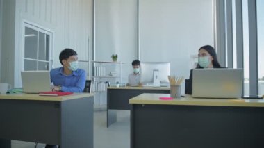 4k Kararlılığın iş konsepti. Çalışanlar maske takarak çalışırken kendilerini koruyorlar..
