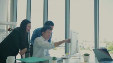 4k Kararlılığın iş konsepti. Ekip ofisteki projenin başarısından memnun..