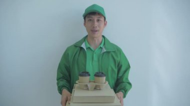 4k Kararlılığın iş konsepti. Asyalı kurye beyaz arka planda paket teslim ediyor..