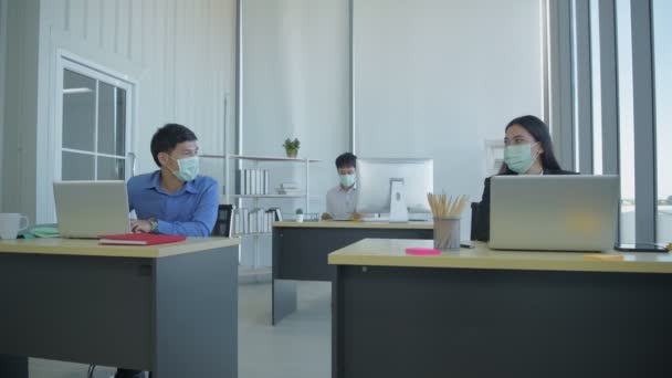 4K解像度のビジネスコンセプト 従業員はマスクを着用しながら身を守っています — ストック動画
