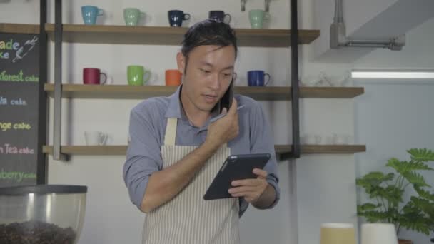 Koffie Winkel Concept Van Resolutie Een Werknemer Beantwoordt Een Telefoontje — Stockvideo