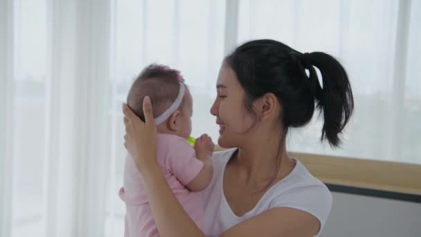 Familjebegreppet Upplösning Asiatisk Mamma Uppfostrar Ett Barn Sovrummet — Stockvideo