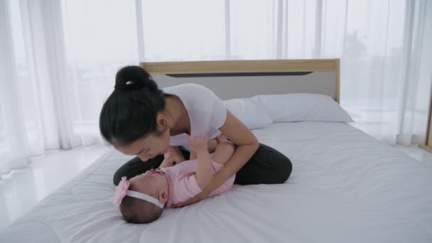 Familienkonzept Der Auflösung Mutter Spielt Mit Ihrer Tochter Schlafzimmer — Stockvideo