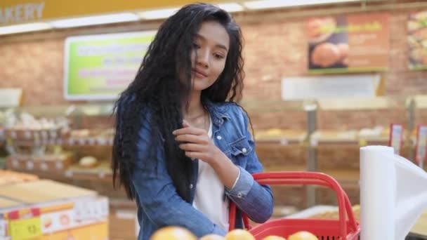 デパートのコンセプト アジアの女性はモールで果物を買う 4K分解能 — ストック動画