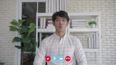 4k Çözünürlük konsepti. Genç Asyalı işadamı ofiste röportaj veriyor..