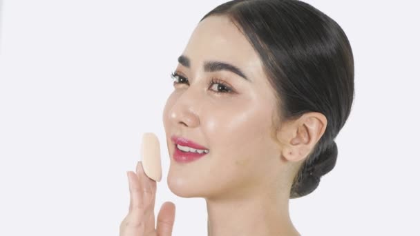 Concept Beauté Résolution Asiatique Jeune Femme Appliquant Visage Poudre Fond — Video