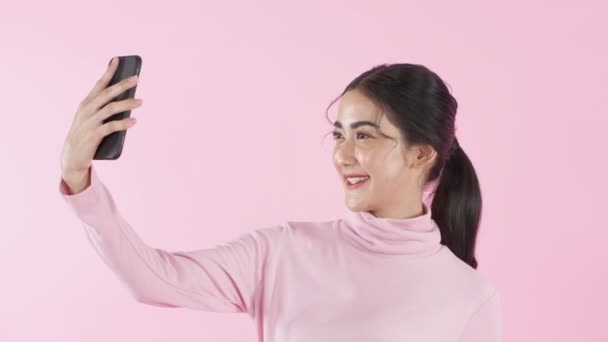 Skönhetskoncept Upplösning Asiatiska Flickor Tar Bilder Med Mobiltelefoner Rosa Bakgrund — Stockvideo