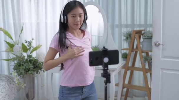 Skönhetskoncept Upplösning Ung Kvinna Filmar Sin Dans Sovrummet Med Mobiltelefon — Stockvideo