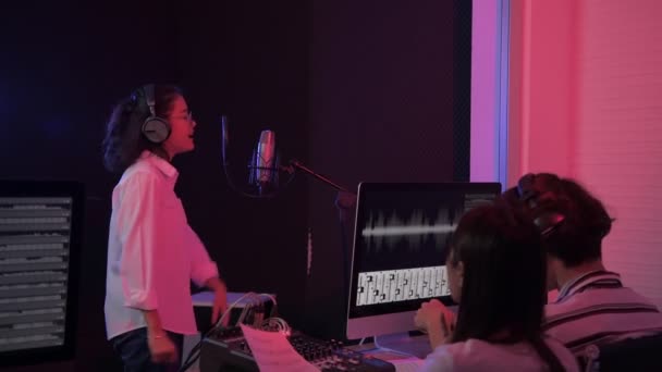 Audio Recording Konzept Mit Auflösung Eine Junge Asiatische Sängerin Nimmt — Stockvideo