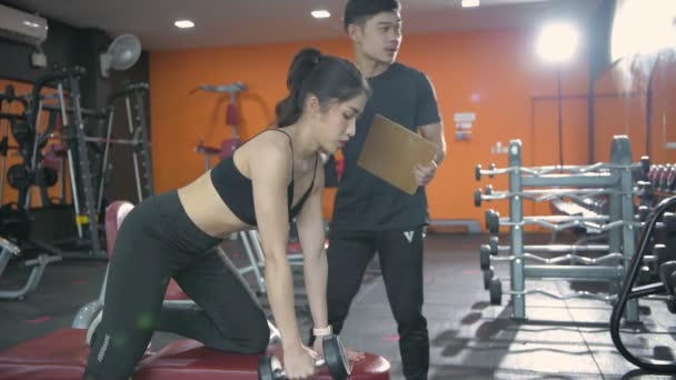 Concepto Fitness Resolución Asiático Niñas Levantando Mancuernas Gimnasio — Vídeo de stock