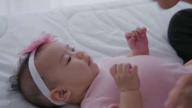 Aile kavramı 4k Kararlılığı. Bir anne kızını sevgiyle öptü..