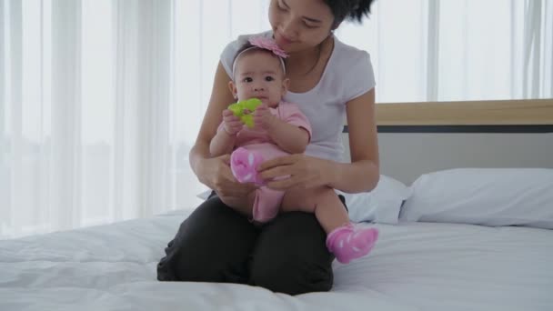 Семейная Концепция Resolution Азиатская Мама Носит Носки Своего Ребенка Спальне — стоковое видео