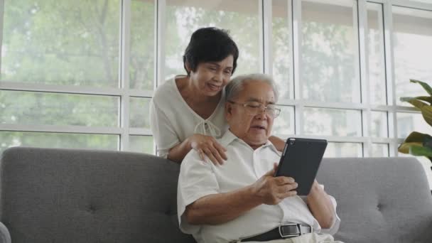 Family Concept Resolution Asian Old Couple Playing Tablet Home — Stock Video