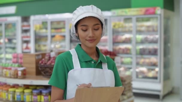 Mağaza Konsepti Kararlılık Asyalı Kadınlar Alışveriş Merkezinden Duş Kremi Alıyorlar — Stok video