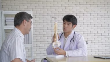 Sağlık konsepti 4k Çözünürlük. Doktor hastanın geçmişini kontrol ediyor..