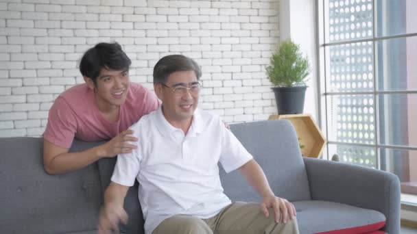 대한민국의 보물제 지정되어 아시아의 아들과 아버지가 텔레비전을 즐기고 — 비디오