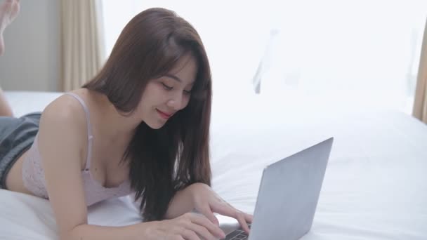 假日4K解像度的概念 在卧室里与电脑打交道的亚洲女孩 — 图库视频影像