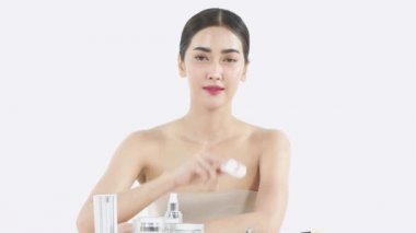 4k Çözünürlük 'ün güzellik konsepti. Asyalı kız beyaz arka planda makyaj yapıyor..