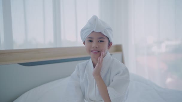 Spa Konsep Resolusi Seorang Gadis Asia Muda Senang Dengan Kulitnya — Stok Video