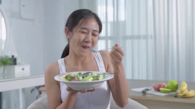 Sağlık konsepti 4k Çözünürlük. Asyalı kızlar mutlu bir şekilde sebze salatası yiyor..