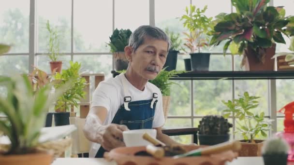 Landbouwconcept Van Resolutie Een Aziatische Oude Man Leest Een Boek — Stockvideo