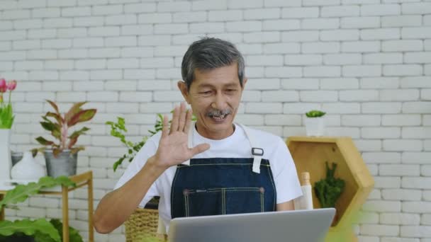 Urlaubskonzept Der Auflösung Ein Rentner Kommuniziert Mit Kunden Computer — Stockvideo