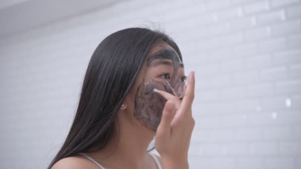 대한민국의 보물제 지정되어 아시아의한 여자가 얼굴에 진흙을 바르고 — 비디오