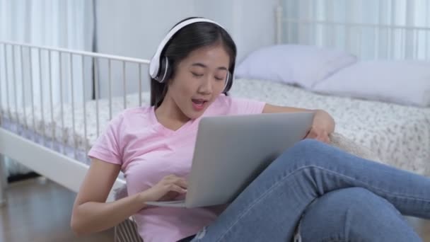 Trabalho Partir Casa Conceito Resolução Asiático Jovem Mulher Jogar Computador — Vídeo de Stock